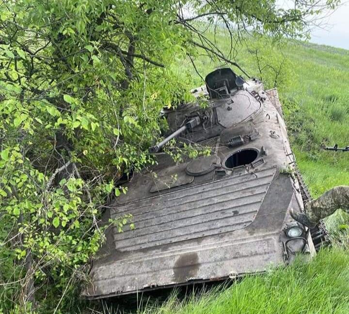 Военная техника в кювете.  фото: картинки  яндекса.