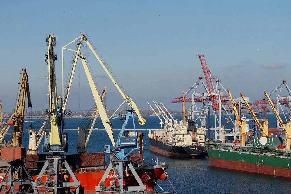     Переговоры по вывозу зерна из Украины и разминированию портов для этой цели продолжаются  REUTERS