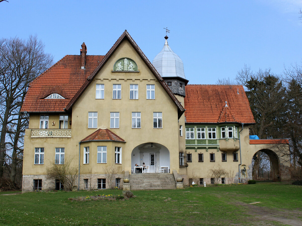 Вот тот самый дом, дальше в галерее фото внутри (листайте).