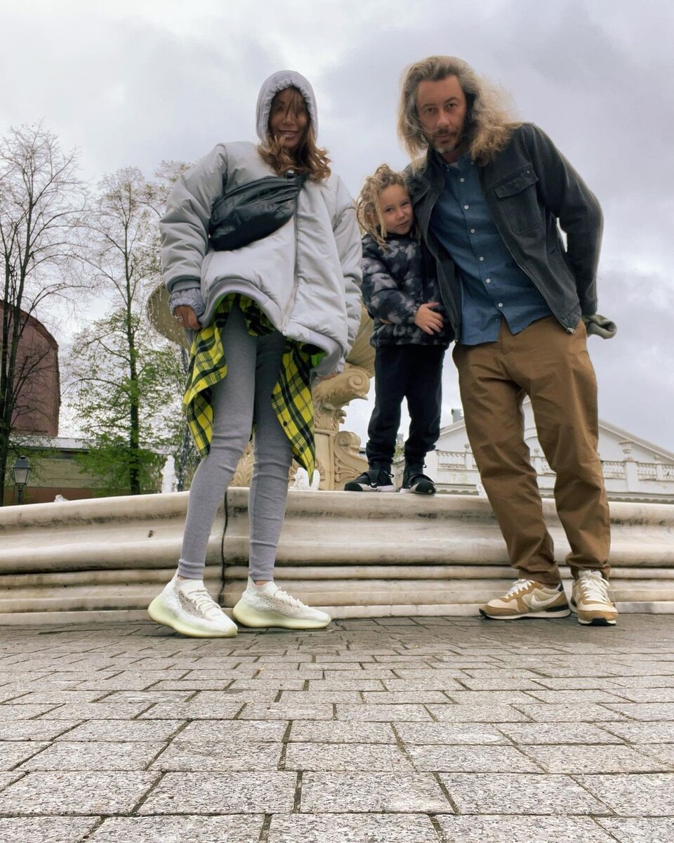    Айза с сыном и бывшим мужемСоцсети Айзы