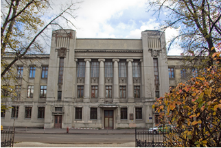 Миусский сквер с бывшим университетом Шанявского перед ним.