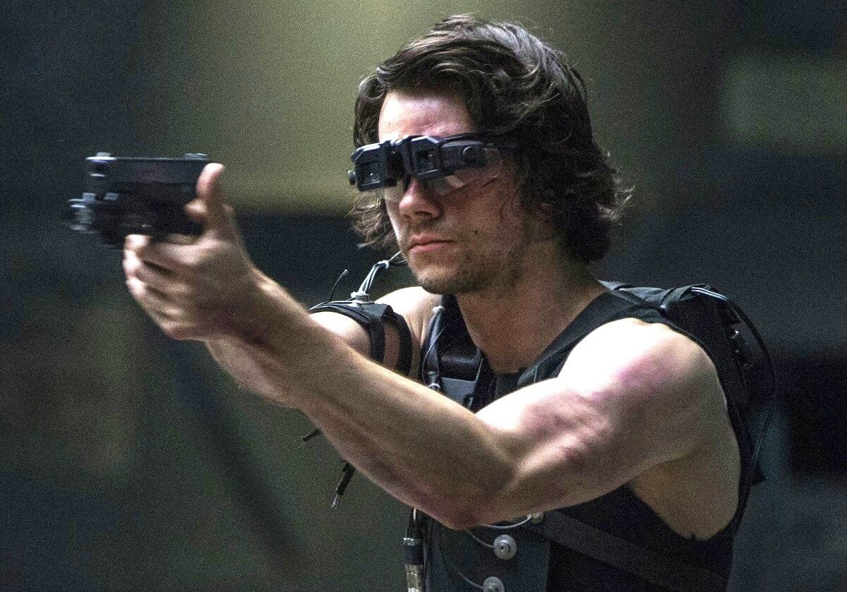 Дилан О’Брайен - тот самый паренек, который через три года будет бегать с собачкой в фантастической комедии "Любовь и монстры". Как говорится, разжаловали из суровых крутышей в смешные недотепы. 