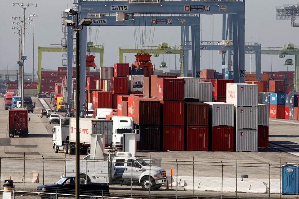     Самая уязвимая часть покупателей – молодежь. На их долю приходится самое большое количество заказанных онлайн посылок из Китая  REUTERS