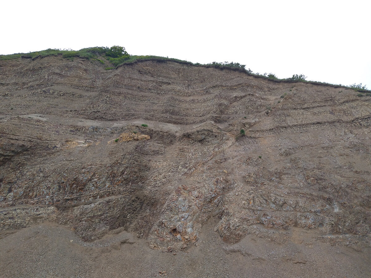 Подобные осыпающиеся сопки мы наблюдали в бухте Тихая