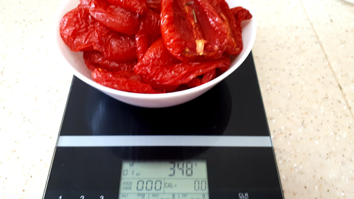 Столько получилось из 2 кг свежих помидоров.