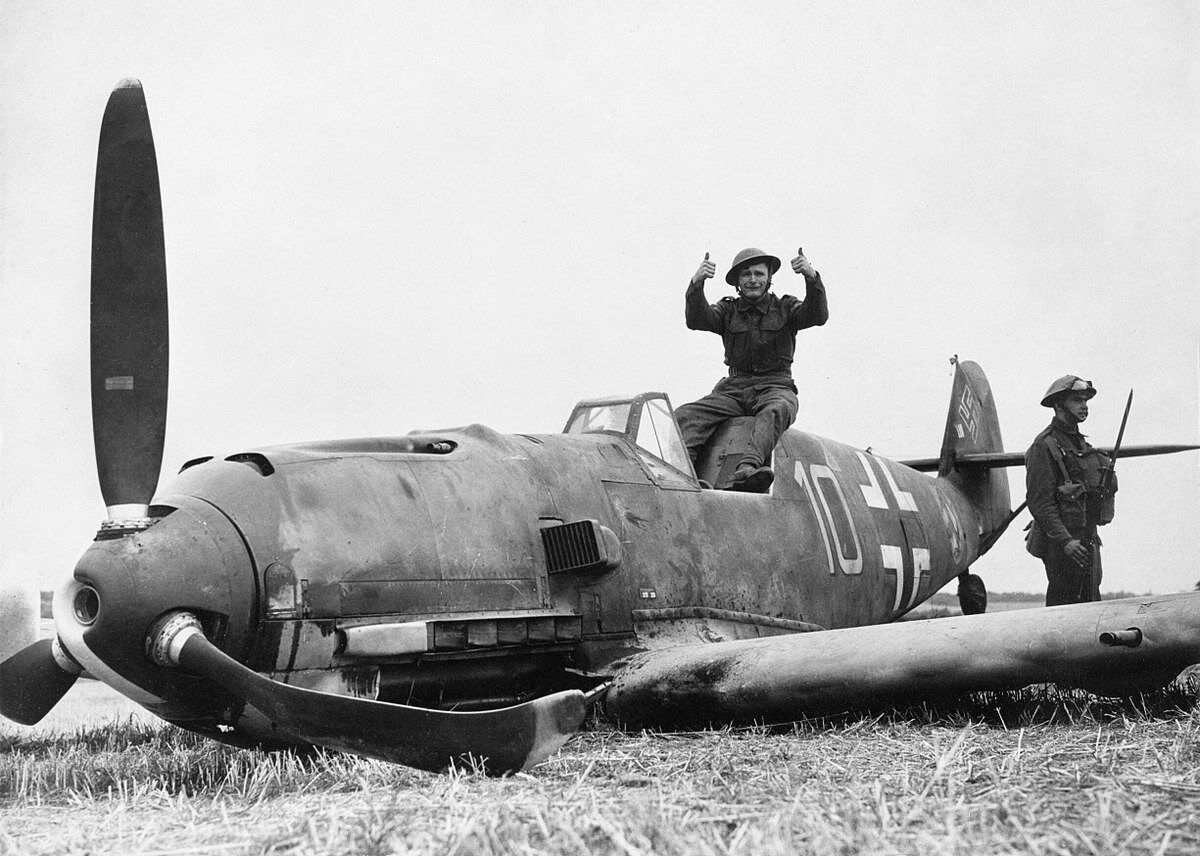 Британцы фотографируются на фоне сбитого Bf-109