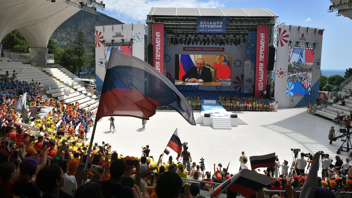    Президент РФ Владимир Путин проводит встречу в режиме видеосвязи с финалистами конкурса "Большая перемена"© РИА Новости / Константин Михальчевский