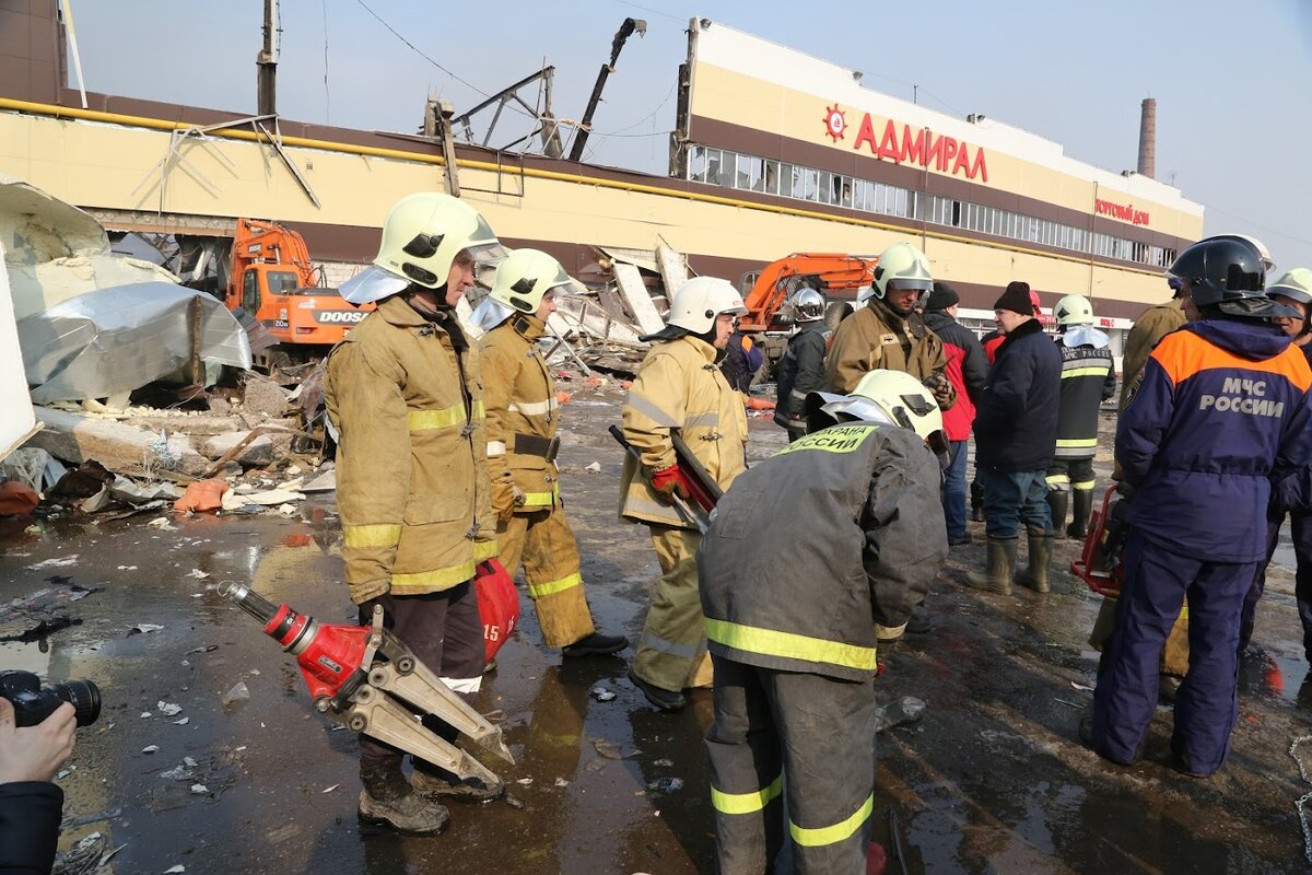 ОФИЦИАЛЬНО ПРИ ПОЖАРЕ В ТЦ "АДМИРАЛ" ПОГИБЛИ 19 ЧЕЛОВЕК И ПОСТРАДАЛИ 70 ЧЕЛОВЕК. А НЕОФИЦИАЛЬНО... БОЛЬШОЙ ВОПРОС ДО СИХ ПОР. ФОТО: ЦАРЬГРАД.