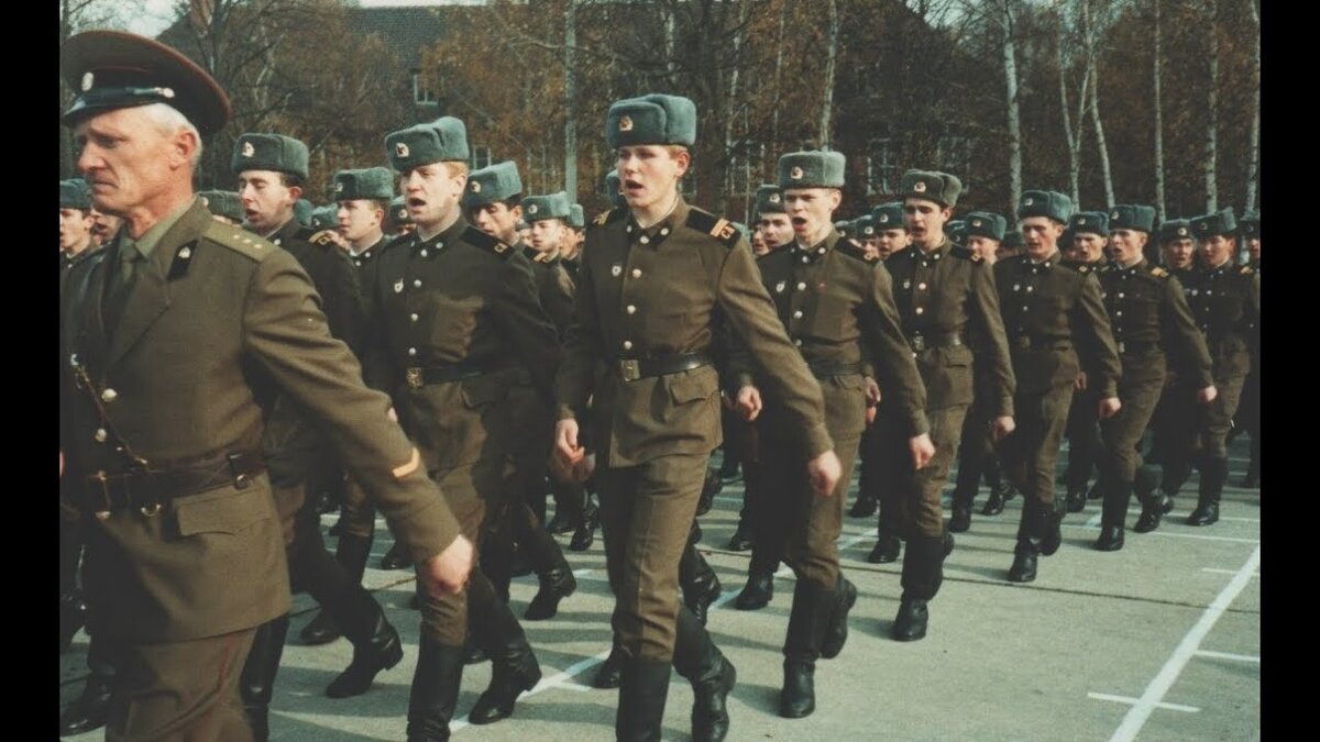 В каком году служил. Служба в Советской армии. Советская армия 80-х годов. Форма армии СССР 1990. Армия СССР 1980