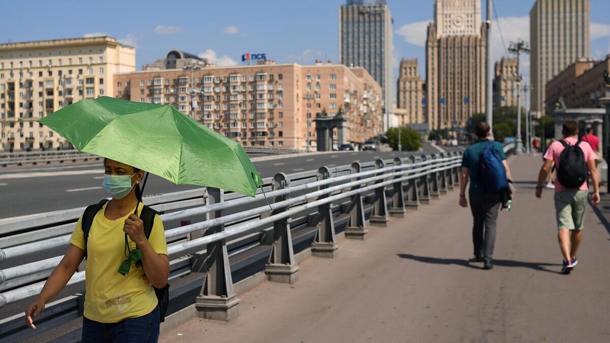    Пешеходы на Бородинском мосту в Москве© РИА Новости / Алексей Майшев