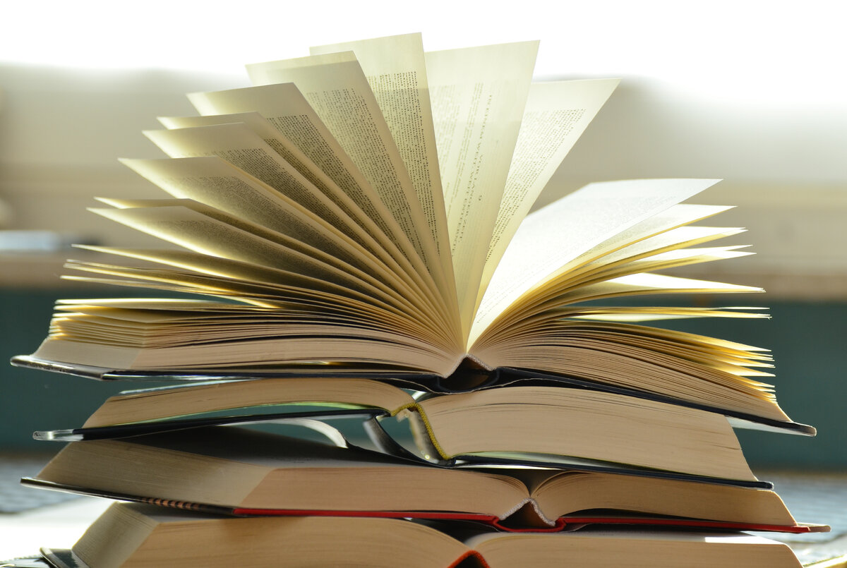 Сток "Стопка книг"