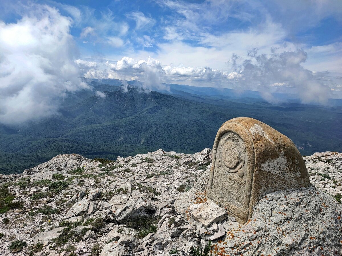 Эклизи-Бурун памятные знаки