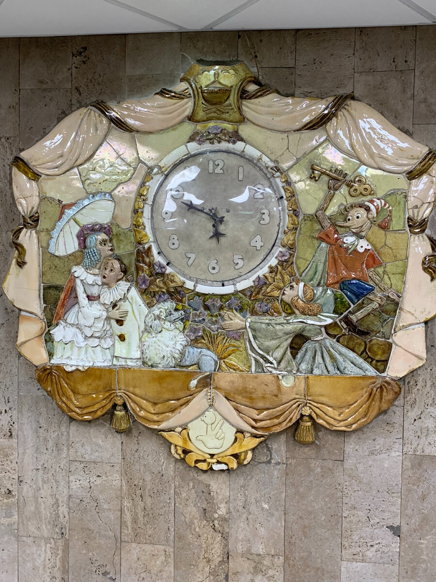 Часы в фойе театра