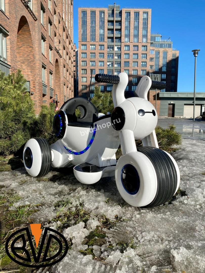 Мотоцикл напоминает робота (а еще кролика. Кому как больше нравится)