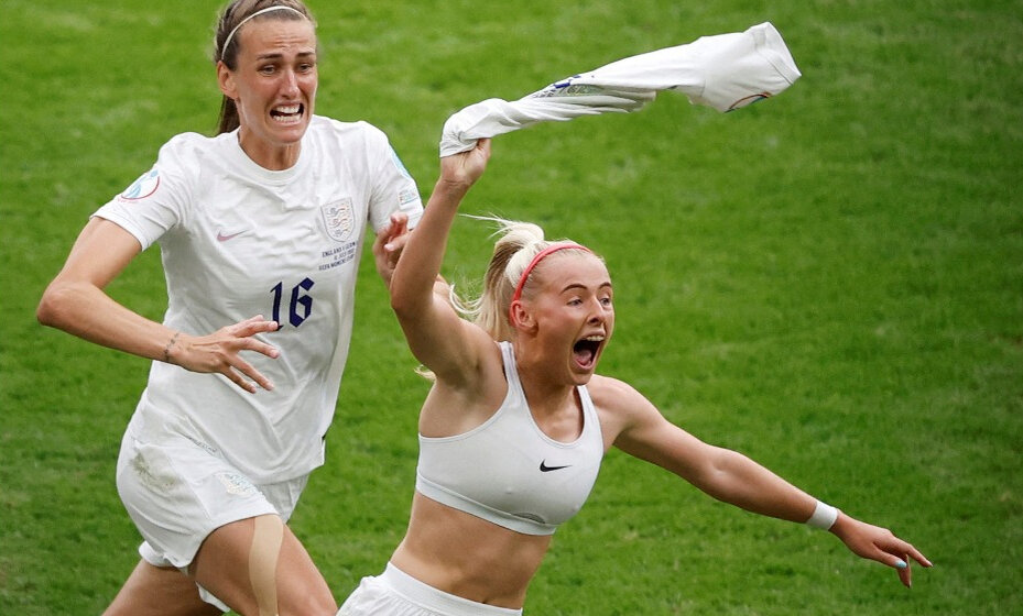    Английская футболистка радуется победе на Евро-2022. Фото: Reuters