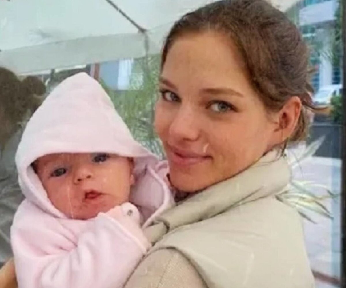     «Я носилась за ней по самолету»: Алеся Кафельникова одна совершила 24-часовой перелет с дочерью