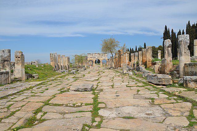 Руины древнего фригийского города Иераполиса. Фото из свободных источников в Интернете.