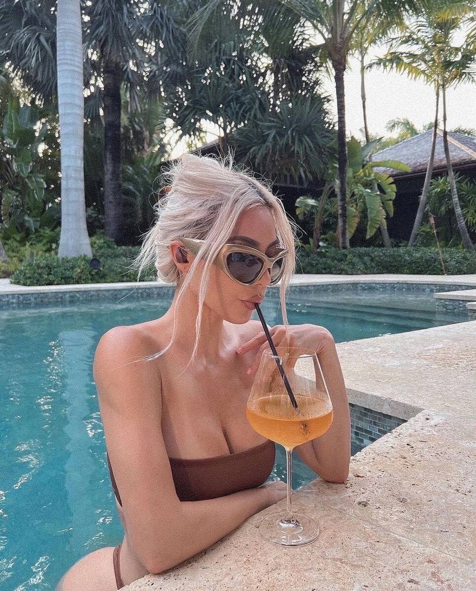    Ким Кардашьян показала похудевшую фигуру в бикиниСоцсети Ким Кардашьян