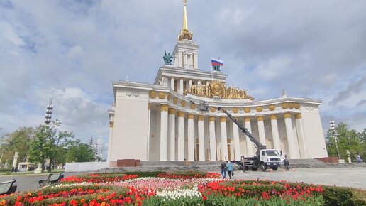 Великолепный Главный Павильон ВДНХ и цветение вокруг