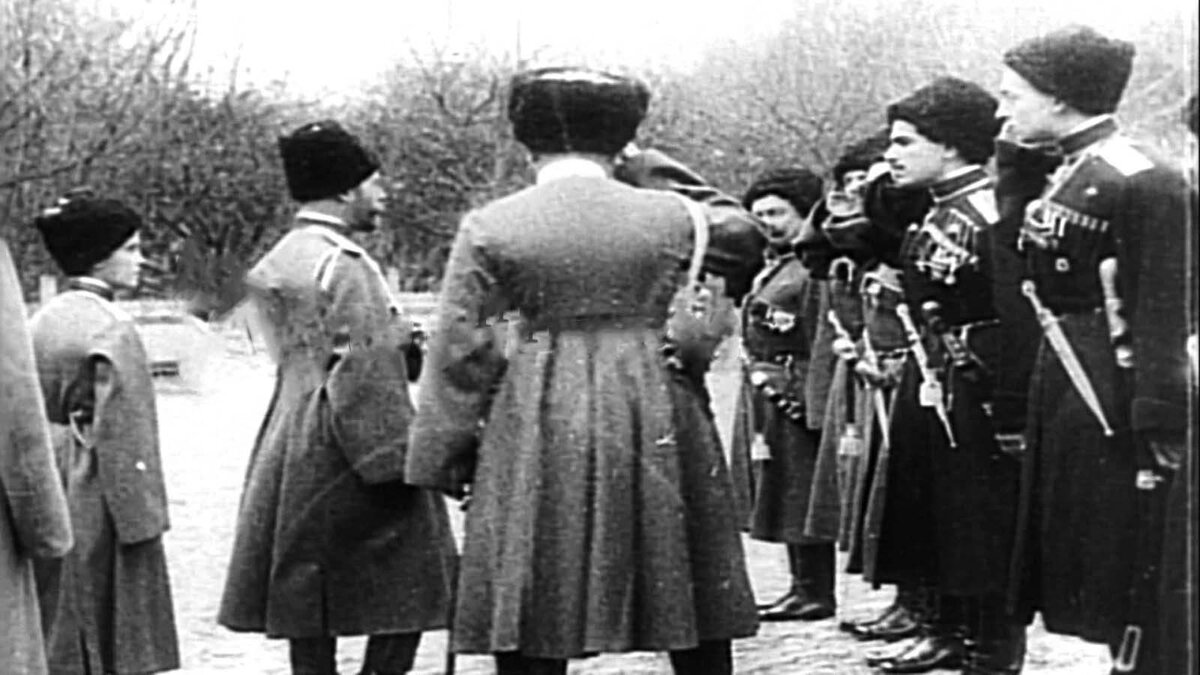 Николай II осматривает войска