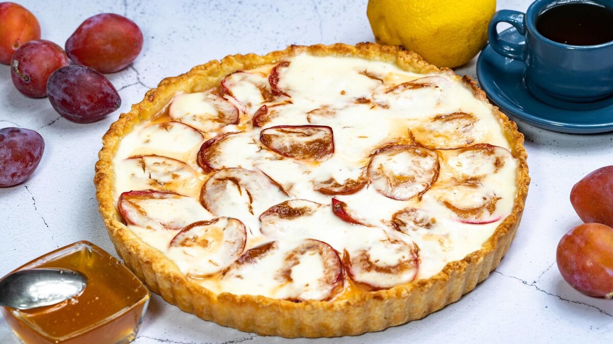    Быстрый песочный пирог со сливами в сметанной заливке