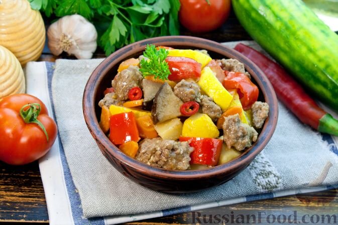 фарш мясной, кабачки, баклажан, картофель, помидоры, перец болгарский красный, морковь, лук репчатый, чеснок, перец красный, соль, перец чёрный молотый, масло растительное, зелень петрушки