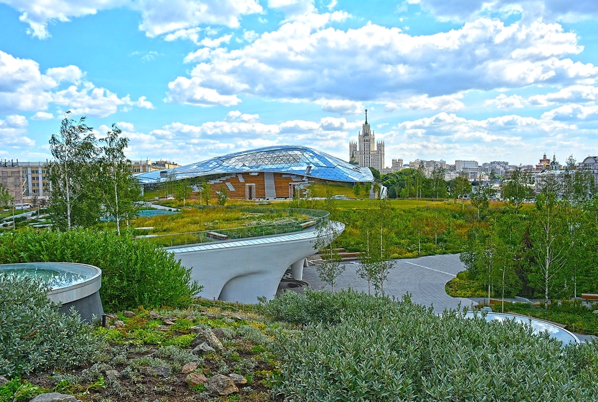 Чисто, свежо и безлюдно — парк моей мечты! Конечно, в жизни так не бывает. Особенно если это центр Москвы. Пришлось повырезать человечков 20, в том числе и на амфитеатре вдали. Труднее всего далась мороженщица со своим лотком. Догадайтесь, где она стояла!