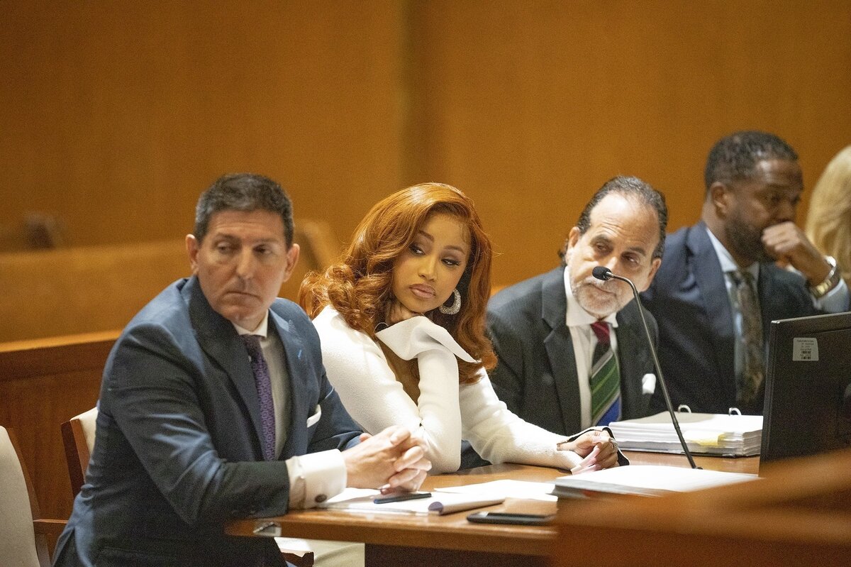     Карди Би признали виновной в нападении, которое она совершила в 2018 году