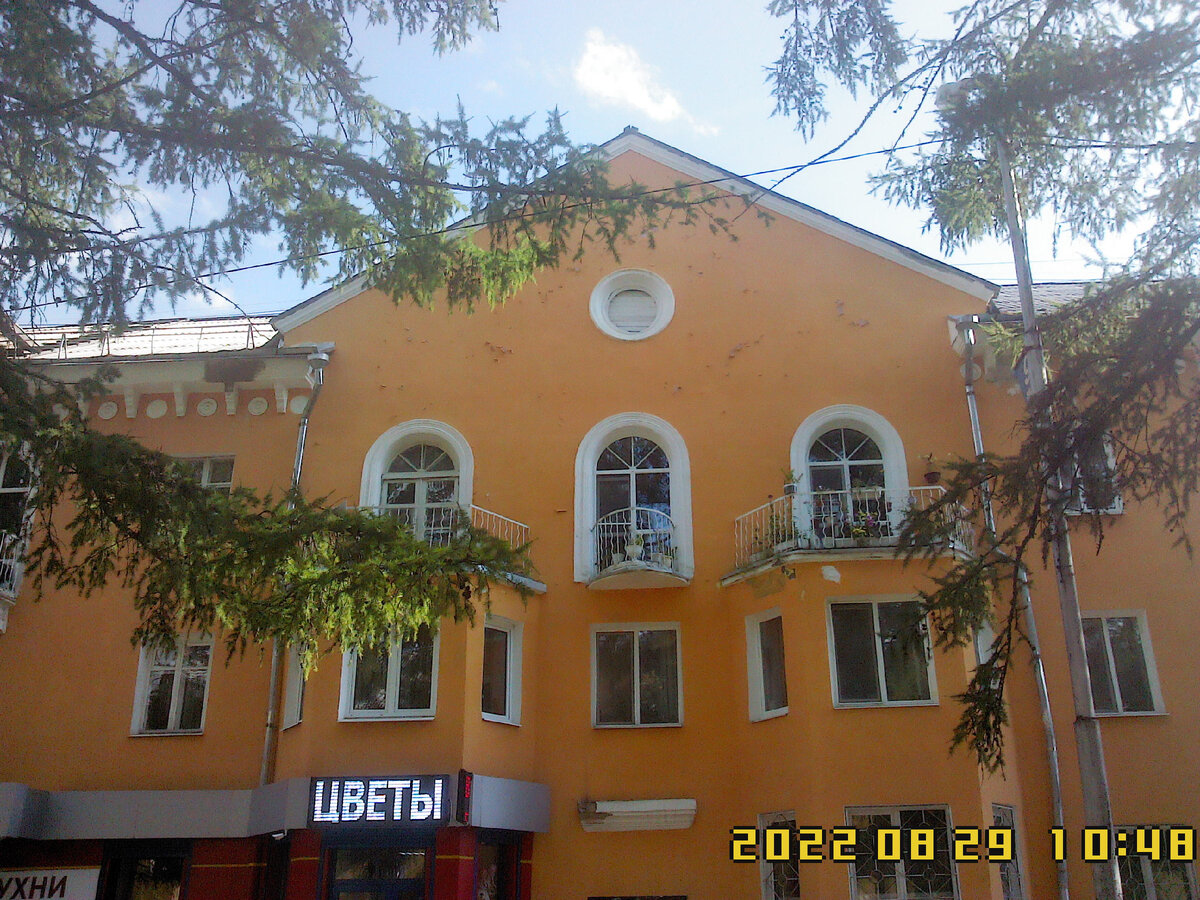 Шелушащаяся краска на фасаде дома по ул. Мира, 2