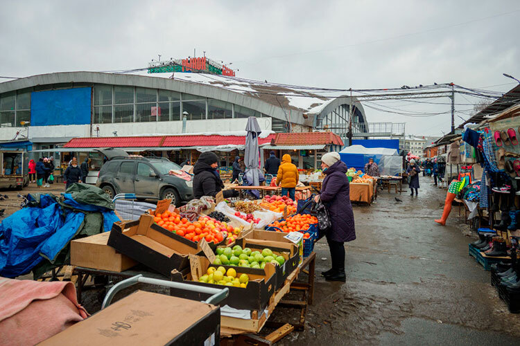    Рынки — исторический формат торговли, и ему есть место в городе. Задача — сохранить там торговлю свежими и доступными по цене продуктами и в дополнение к этому сделать местом общения, небольшими подцентрами районов