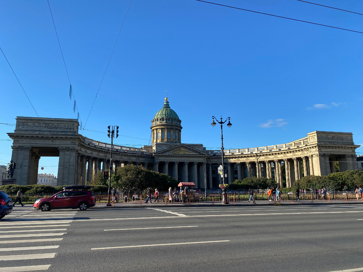 Вид на Казанский собор с противоположной стороны Невского проспекта.