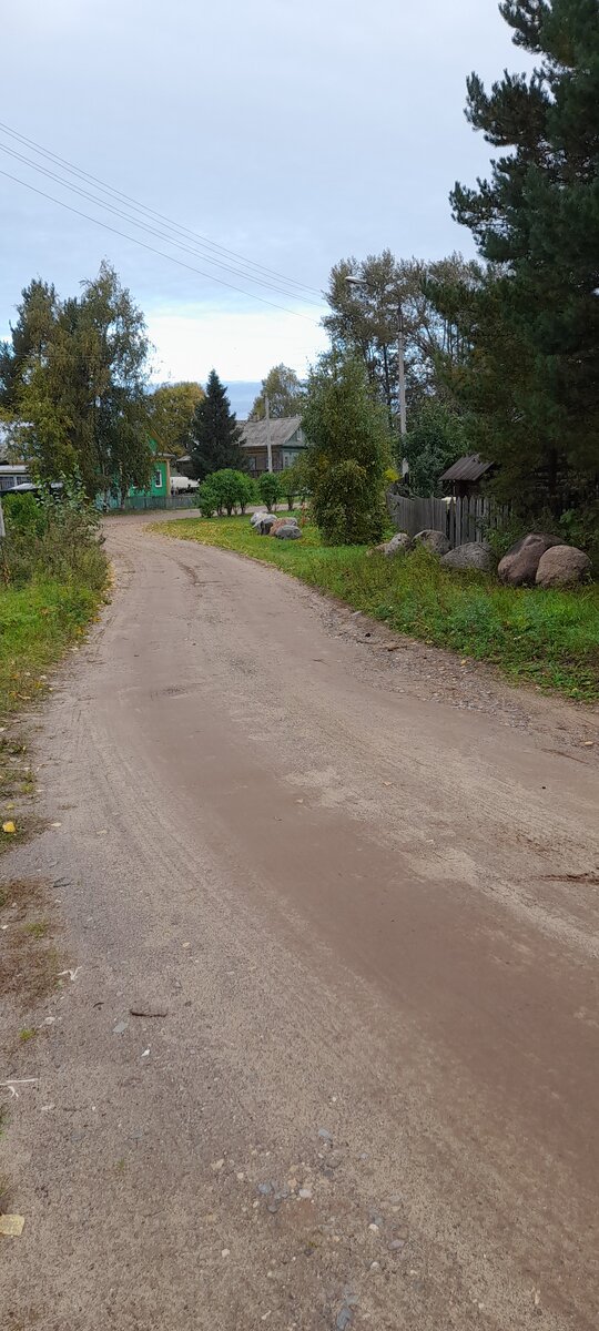 Тихие осенние улочки моего города. Уютные ведь, правда? Мы с Сыном сегодня вместе шли. Он в школу, я на работу. Шли, наслаждаясь погодой, тишиной и покоем. Еле расстались на перекрёстке, так хотелось идти и идти дальше...