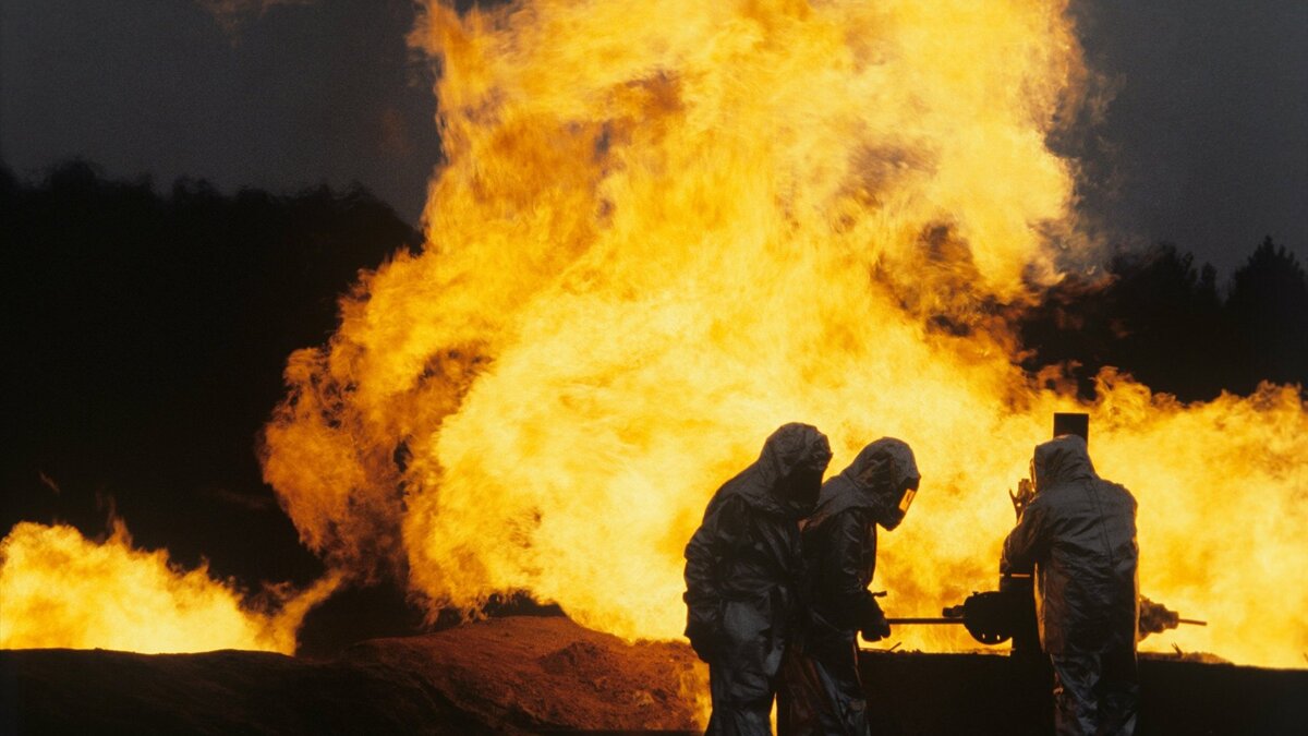    Укрощение открытых нефтяных и газовых фонтанов© РИА Новости . Сергей Соловьев
