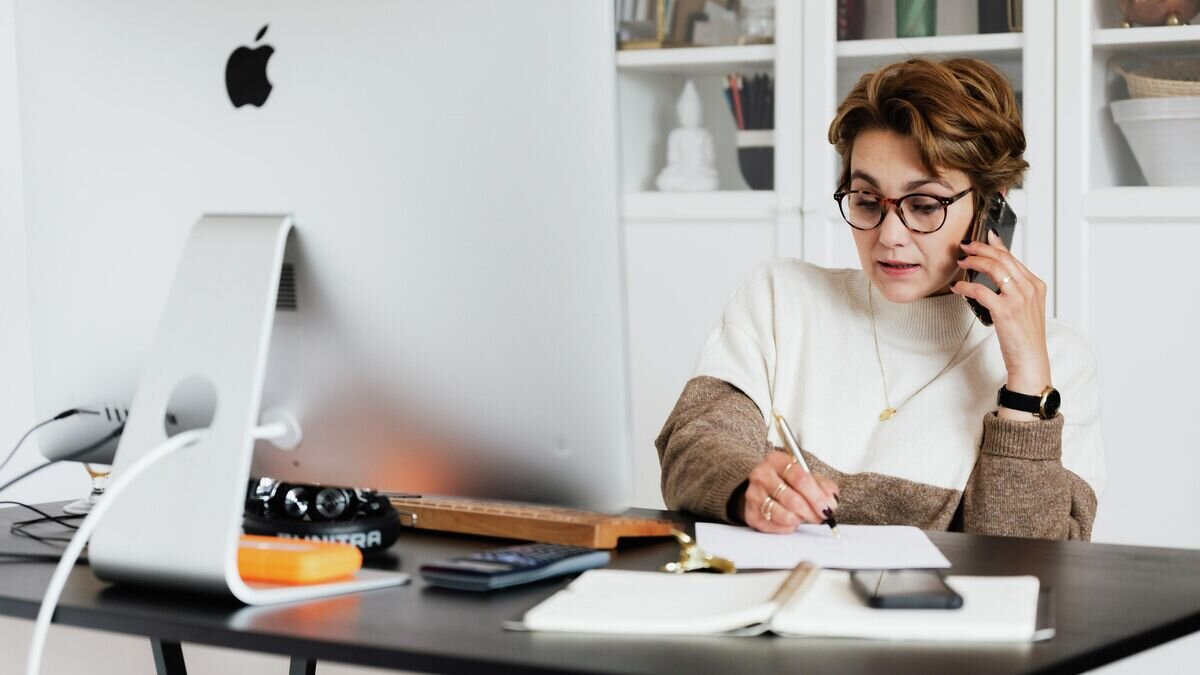    Женщина пишет объяснительную запискуCC0 / Karolina Grabowska /