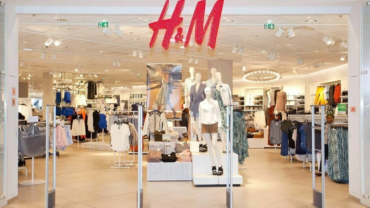     Компания H&M неоднократно удивляла россиян, и жителей Приморья — в частности. Бренд одежды то обещал скорее покинуть российский рынок, то устраивал распродажи, а теперь якобы — уходит с концами.