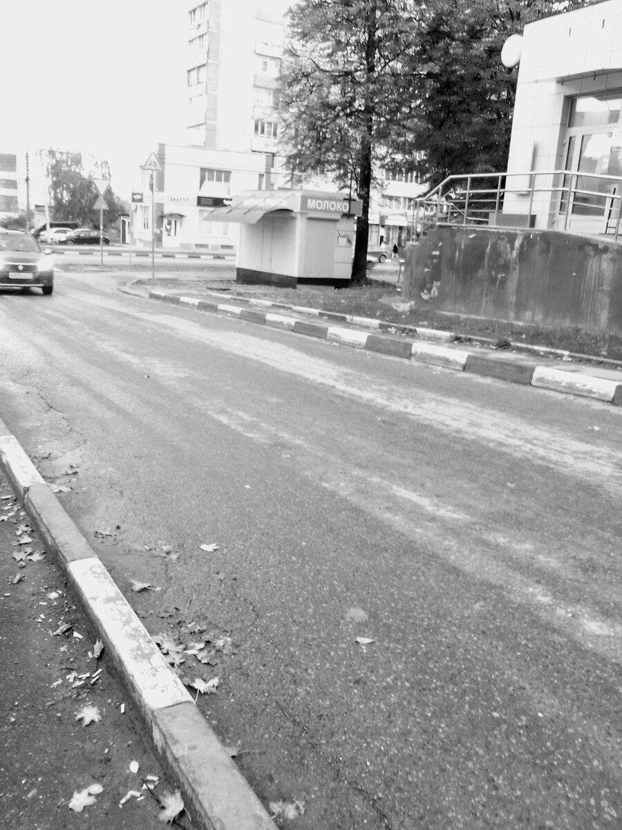 Вот эту дорогу пересекала женщина в капоре ,и только на этом узком отрезке мы её и видели ( но не потому ,что она растворилась в воздухе )) ,вид то у неё был такой же реальный ,как у всех нас - а просто нам в голову не пришло посмотреть ,а куда она дальше пошла )