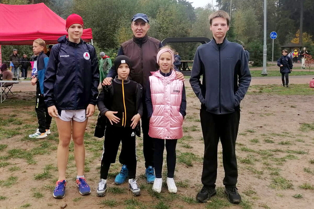 на фото: тренер по лёгкой атлетике Вадим Камышный со своими воспитанниками