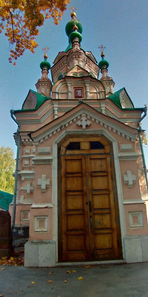 Церковь Иоанна Лествичника, 1896-97, по заказу генерала И. Ф. Терещенко. Первоначально это была часовня-усыпальница для его семьи, позже переоборудованная в церковь. Фото из личного архива автора заметки