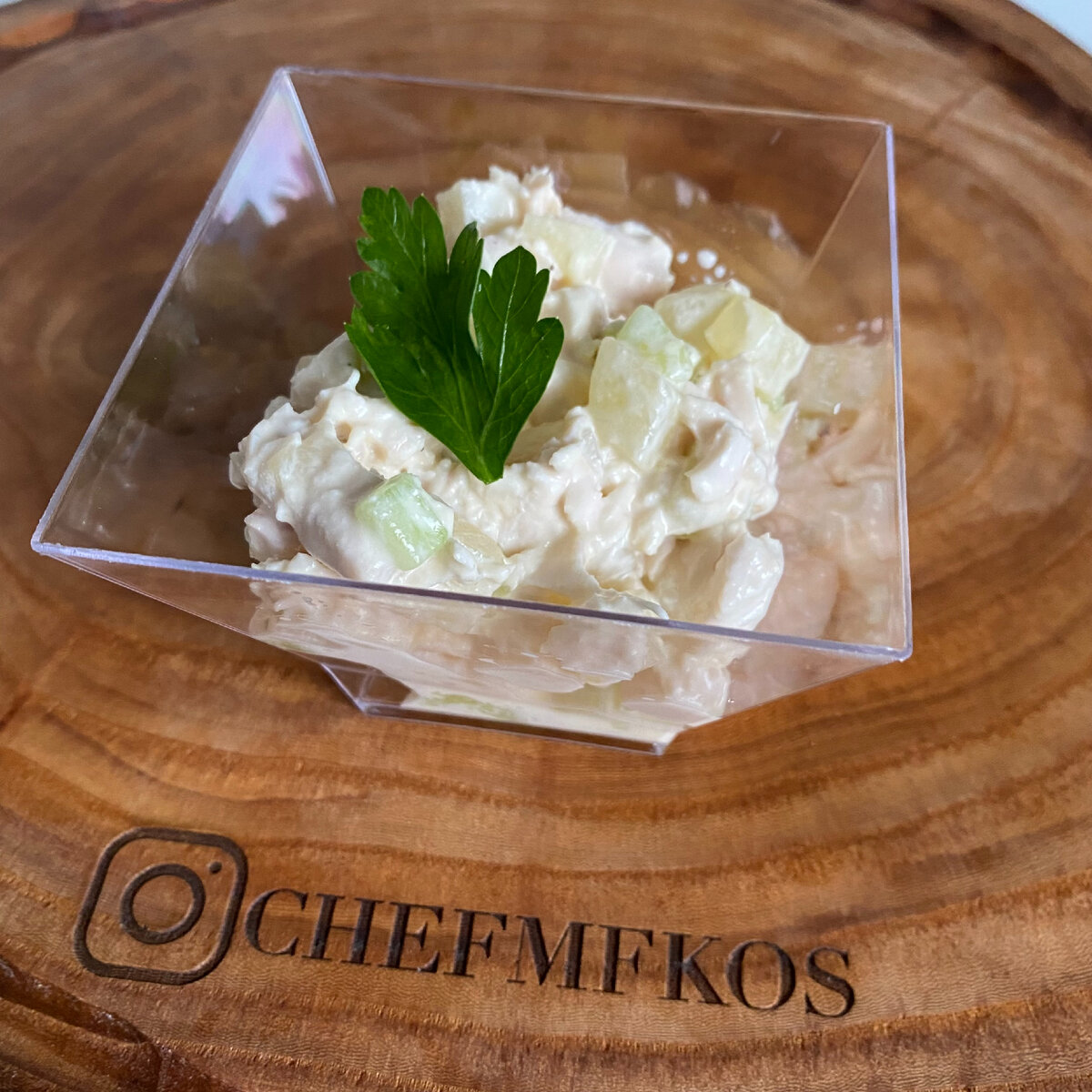 Салат с курицей и консервированными ананасами