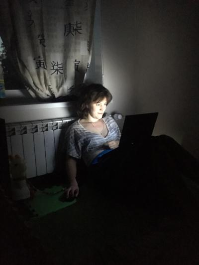 Я сидела в углу комнаты с ноутбуком