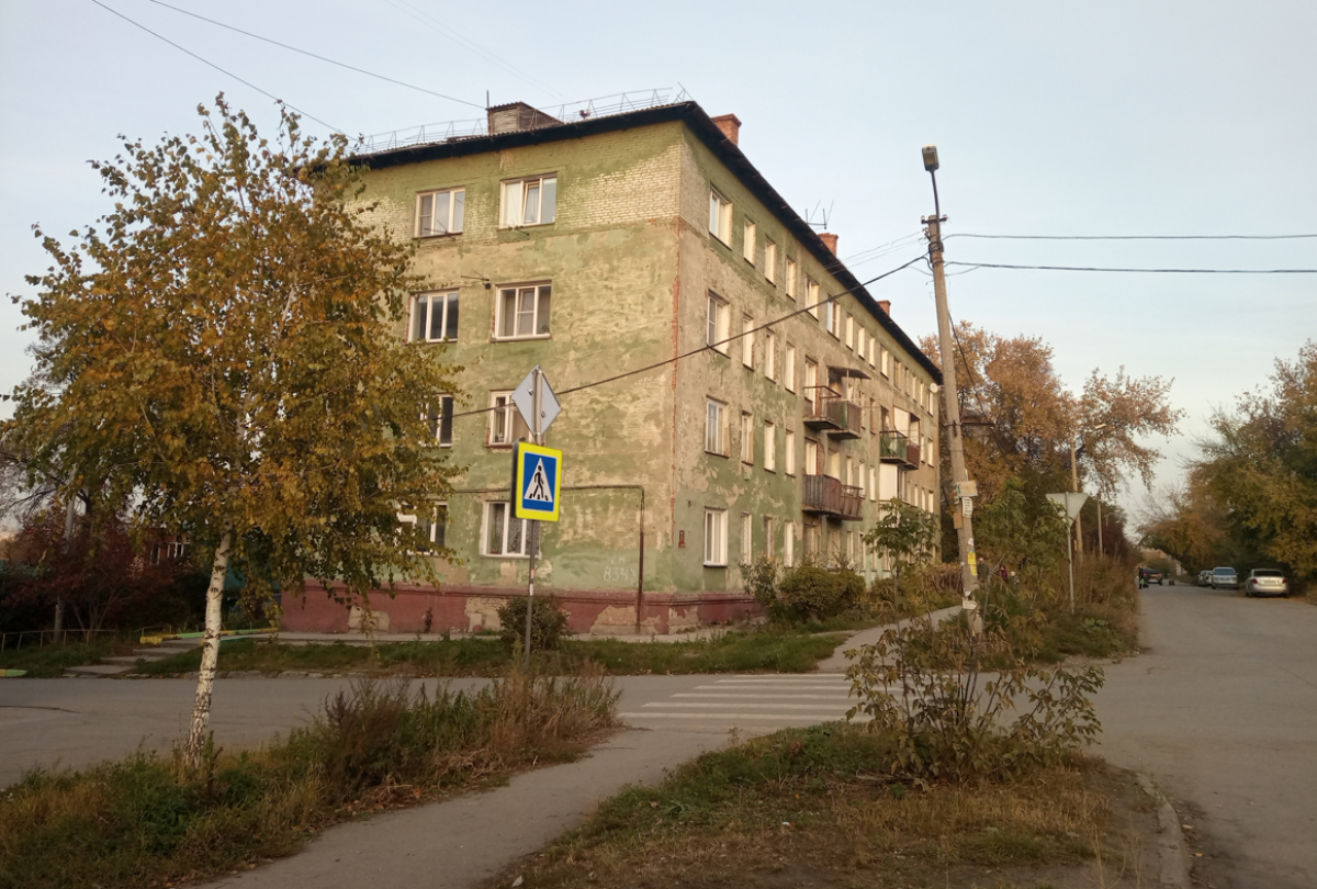    Мать, забывшая в садике свою дочь, живёт в одном из старых домов на улице Бурденко.