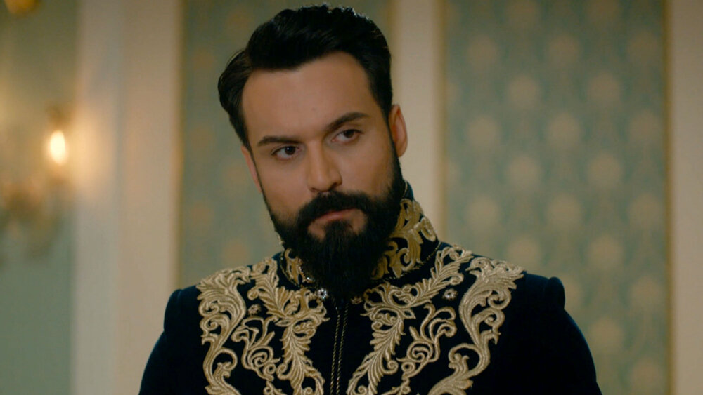 Когда Алкан отрастил бороду, он стал как две капли воды похож на актёра Али Эрсана ("Султан моего сердца"), из-за чего мы его нещадно дразнили несколько лет :-) Потом Алкан облысел, зато борода стала ещё длиннее, и теперь он у нас султан Сулейман)