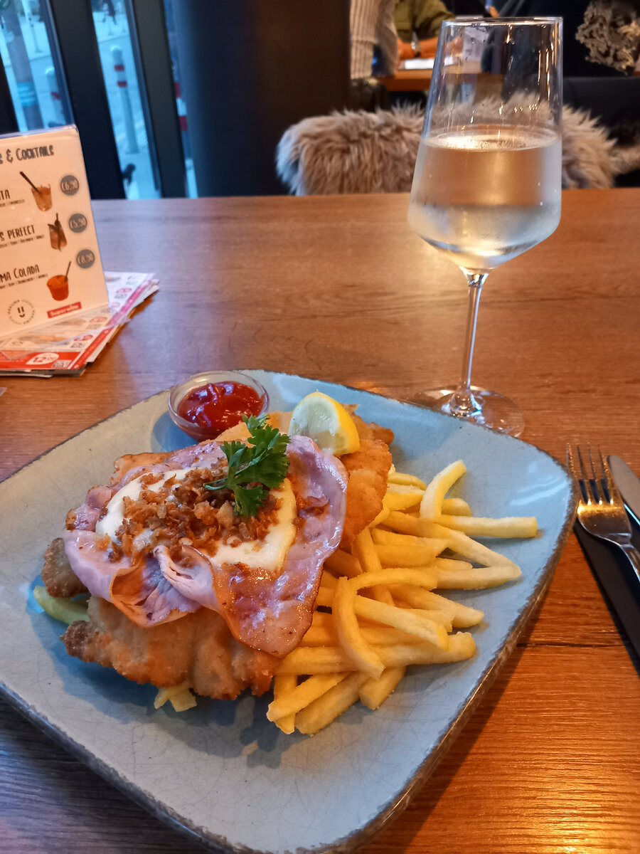 Schnitzel in XXXLutz, Wien