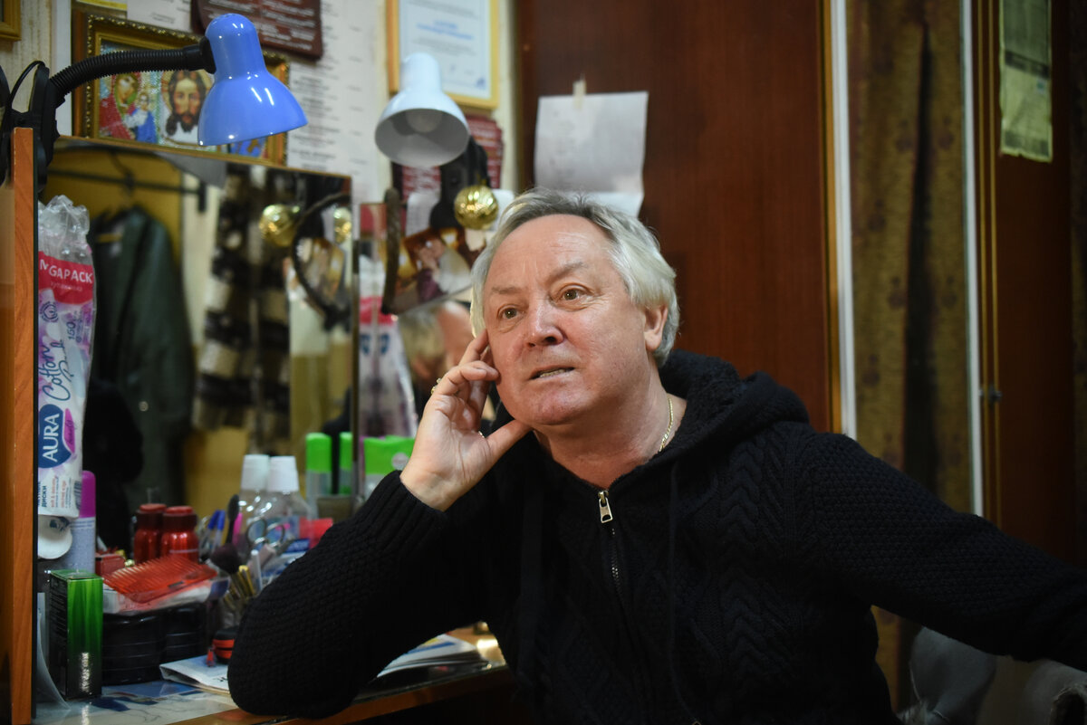  «Я ни о чём не жалею. Ничего бы не поменял в своей жизни, потому что если убрать плохое, то может и хорошее исчезнуть. В Магаданском музыкальном и драматическом театре я прослужил 16 лет, вернувшись в родную музкомедию в 2006 году. Оба театра искренне и глубоко люблю. Что бы я хотел сказать своим зрителям?.. Одно. Берегите родителей. Они такое редкое временное явление...Моя мама умерла в сентябре. Было время, она могла позвонить в половине пятого утра и спросить: «Сынок, как дела?». Тогда я раздражался на это. Однажды даже сказал: «Ну что тебе не спится?» Мама ответила: «Прости, когда-нибудь эти звонки прекратятся». И вот это время настало. Как же больно теперь. 