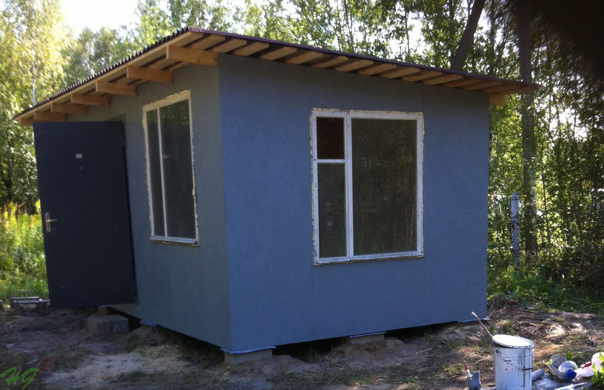 В таком виде сарай остался до весны. 