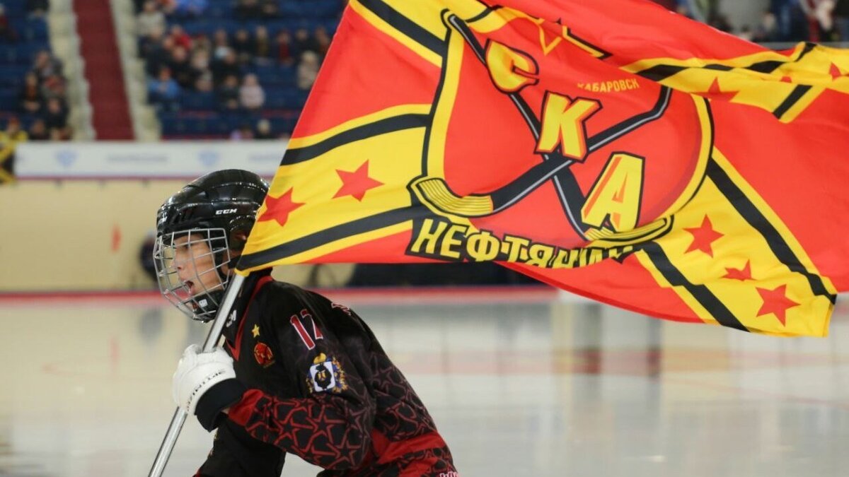     Победа в Суперкубке России хоккея с мячом для «СКА-Нефтяника» — шестая в истории команды.