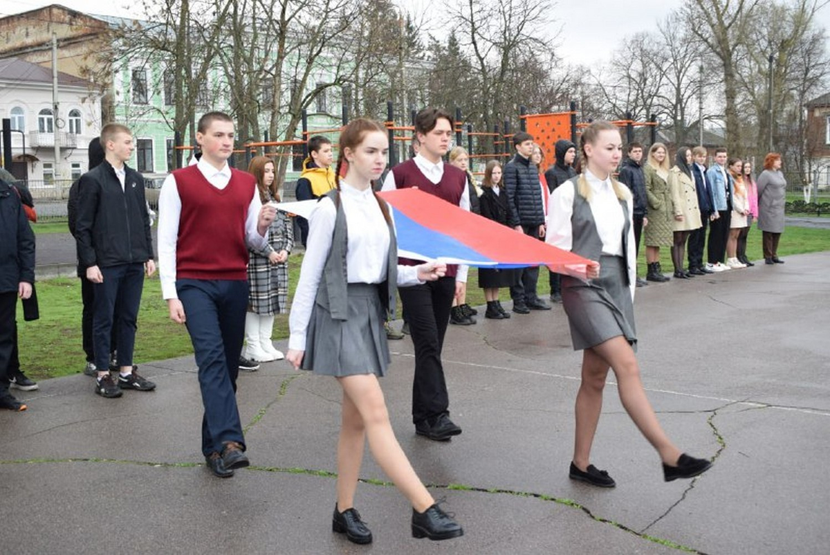 Гордые лица, растоптаный газон и треснувший асфальт...