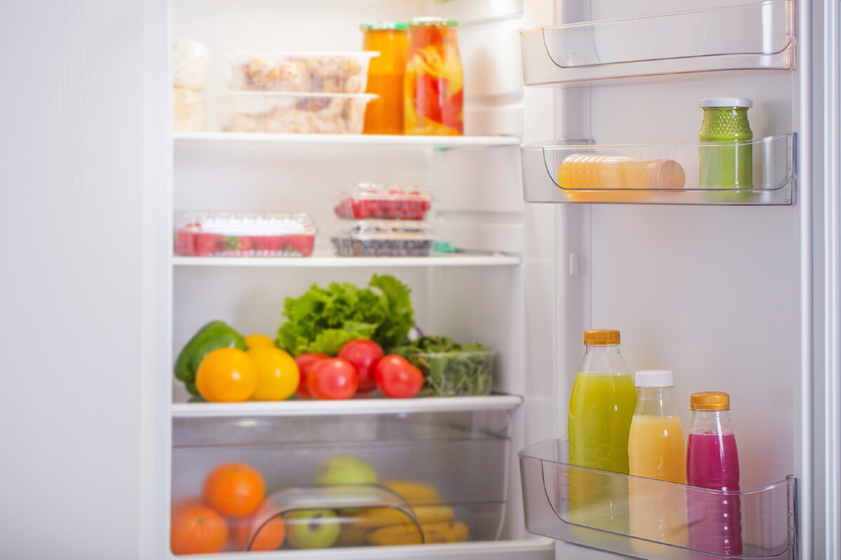 There are bananas in the fridge. Холодильник с продуктами. Здоровые продукты в холодильнике. Холодильник со сладостями. Холодильник для цветов фото.