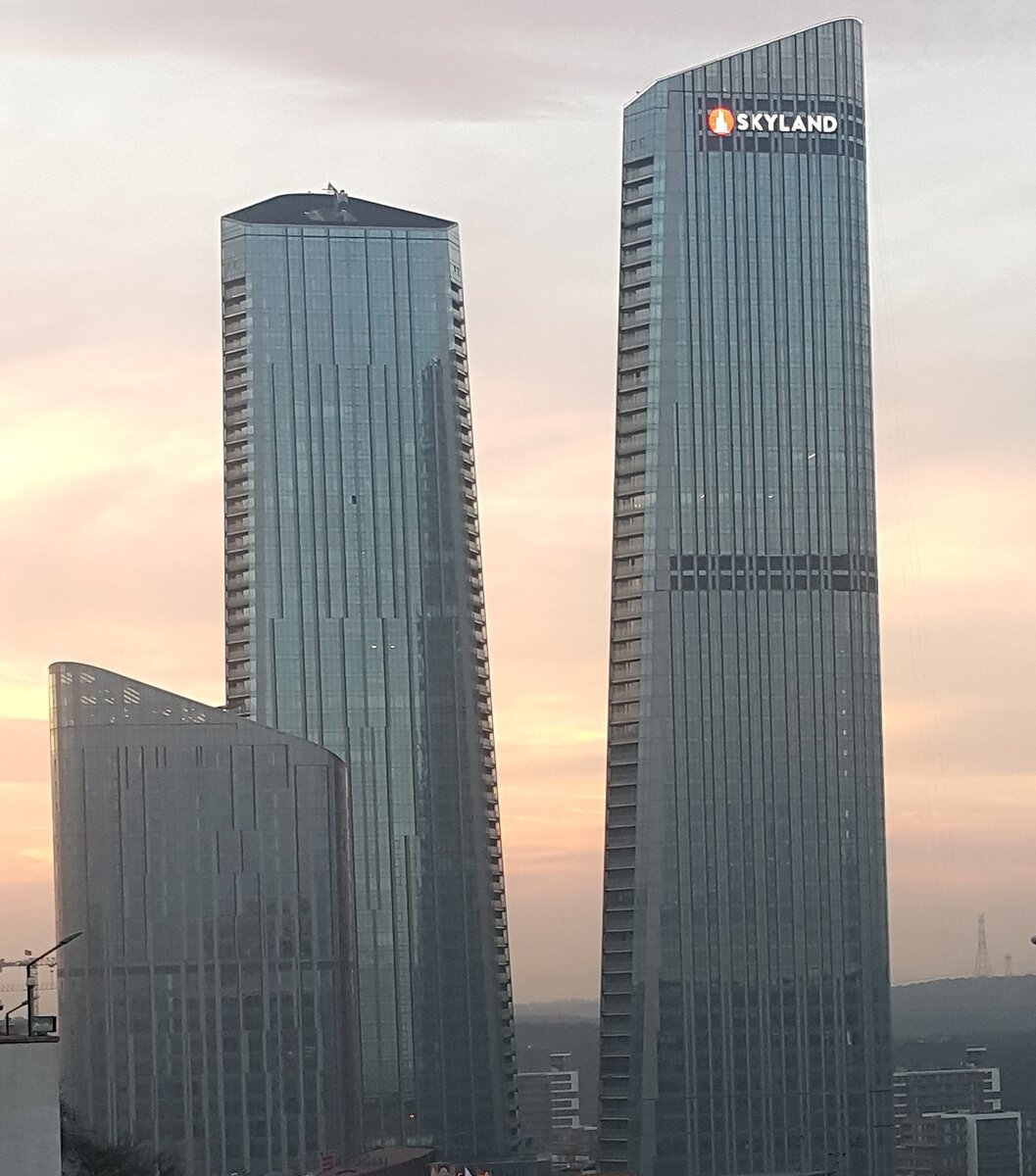 © Maurice Flesier / CC BY-SA 4.0 (Комплекс Skyland İstanbul в Стамбуле, состоящий из трех зданий, два из которых на данный момент остаются самыми высокими небоскребами Турции — 284 м)