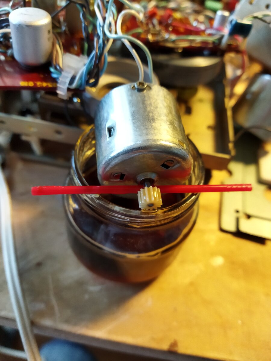 Кассетная дека Яуза 221-1С #2. Разбор ЛПМ и смазка двигателя перемотки ...